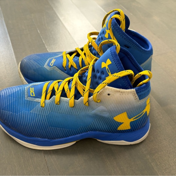 Stephen Curry Men’s basketball shoes. Size 6.5. Worn twice. Clean condition. - Picture 6 of 8
